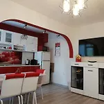 Ani - Spacious 3-bedroom Apartment, Free Parking,10 Min To Old Town Lägenhet *