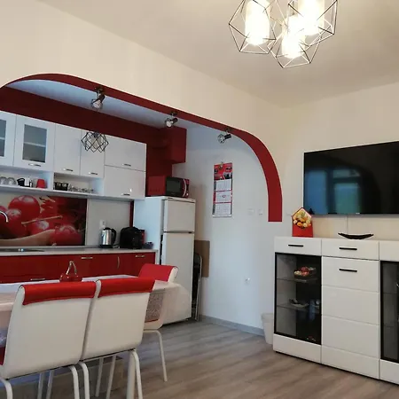 Ani - Spacious 3-bedroom Apartment, Free Parking,10 Min To Old Town شقة *
