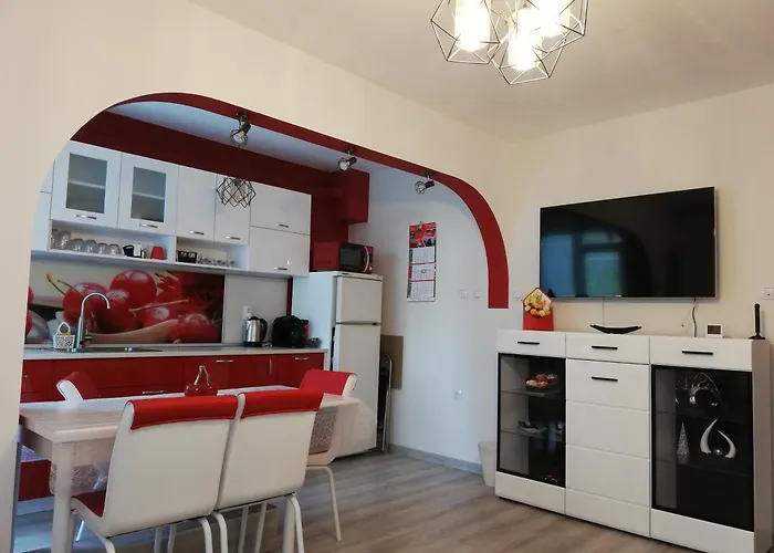 Ani - Spacious 3-bedroom Apartment, Free Parking,10 Min To Old Town Apartament *